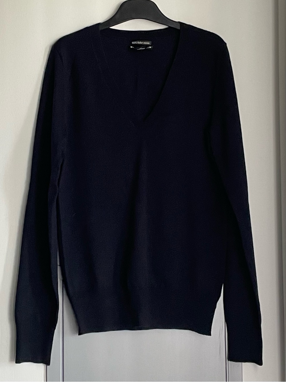 NWOT CLUB MONACO Black 100% Italian Merino Wool V-Neck Sweater